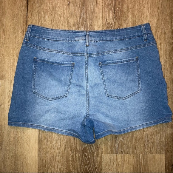 Time and Tru Women’s Mid-Rise Jean Shorts | Size 14 | Distressed - Picture 2 of 5